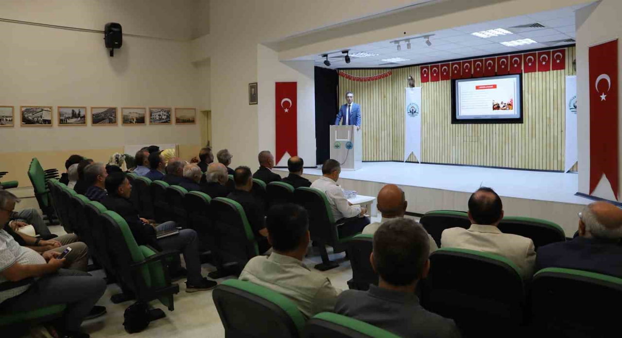 BAYBURT’TA OKUL MÜDÜRLERİ YENİ EĞİTİBAYBURT’TA OKUL MÜDÜRLERİ YENİ EĞİTİM ÖĞRETİM YILI İÇİN...