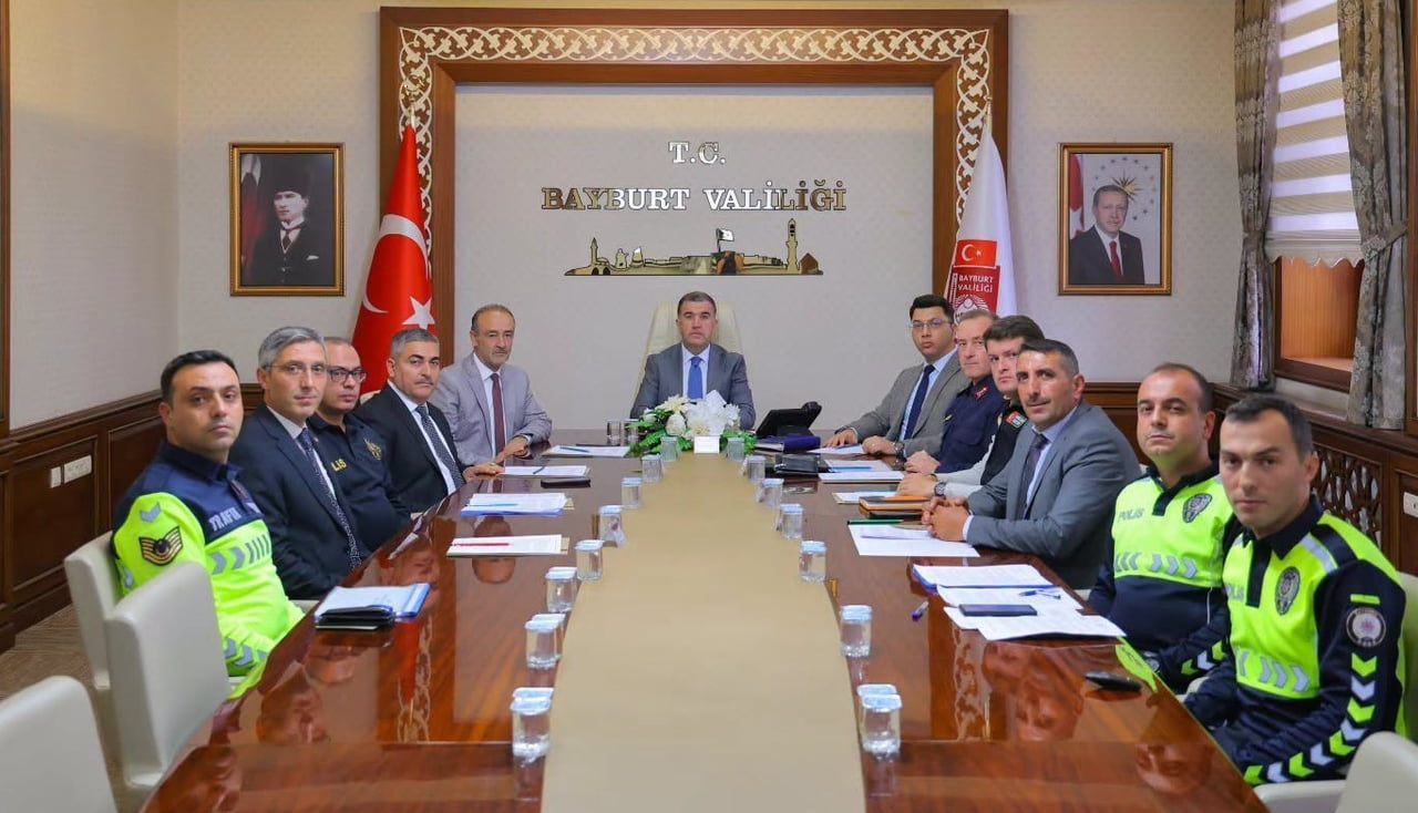 BAYBURT’TA TRAFİK DÜZENLEMELERİ VE ULAŞIM SORUNLARI TOPLANTIDA GÖRÜŞÜLDÜ