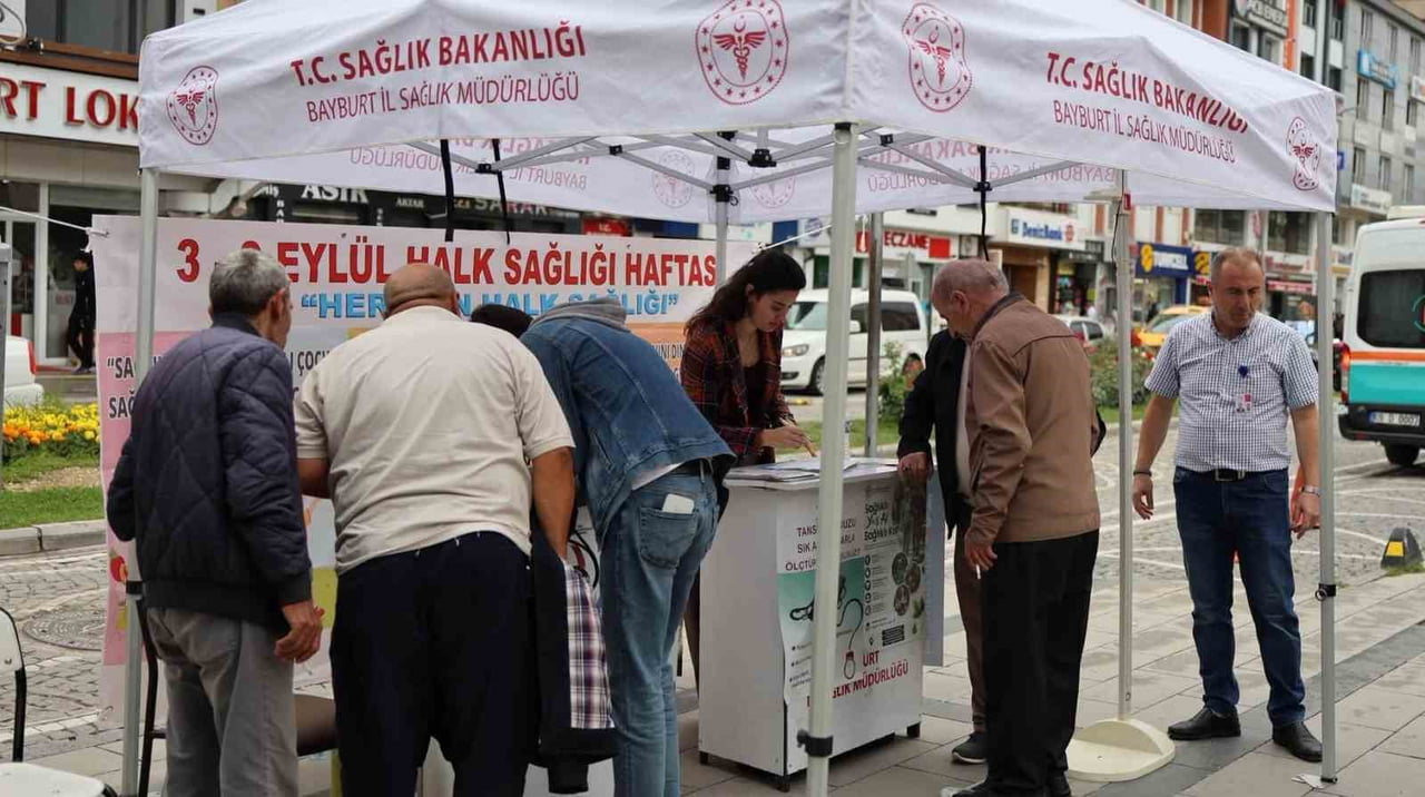 BAYBURT’TA VATANDAŞLARA ÜCRETSİZ SAĞLIK TARAMASI YAPILDI