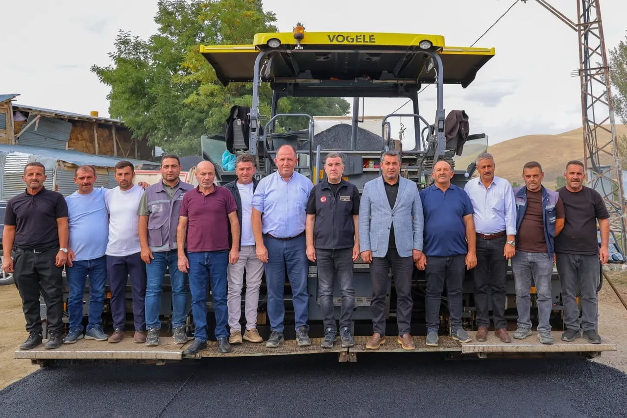 BAYBURT’UN GRUP YOLLARINDA ASFALT VE GENİŞLETME ÇALIŞMALARI SÜRÜYOR