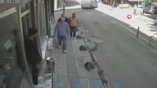 Bayrampaşa’da çarpmanın etkisiyle otomobil kaldırımdakilere böyle çarptı: 2’si ağır, 5...