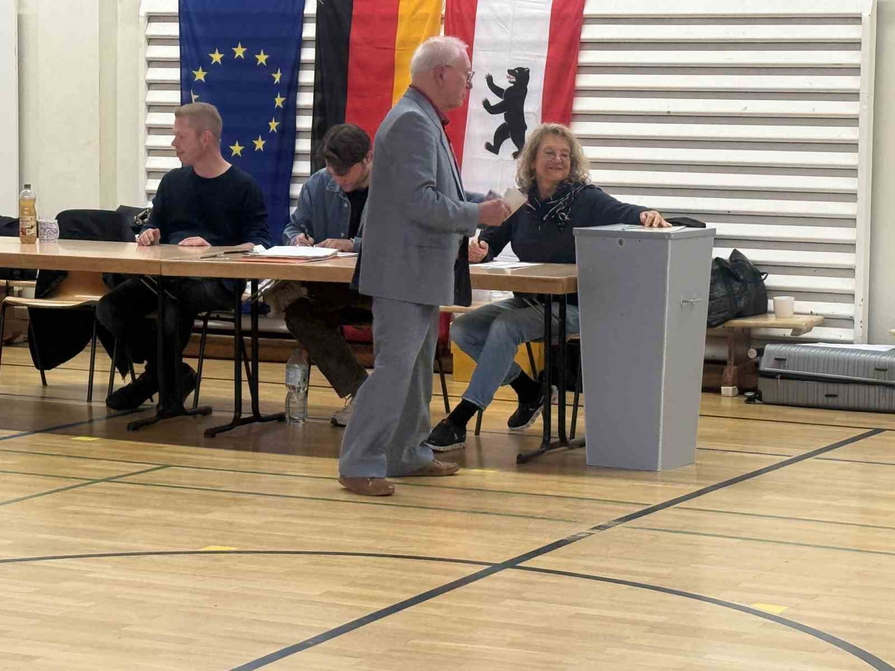BERLİN VE MECKLENBURG-VORPOMMERN EYALET SEÇİMLERİ İÇİN OY VERME İŞLEMİ BAŞLADI.