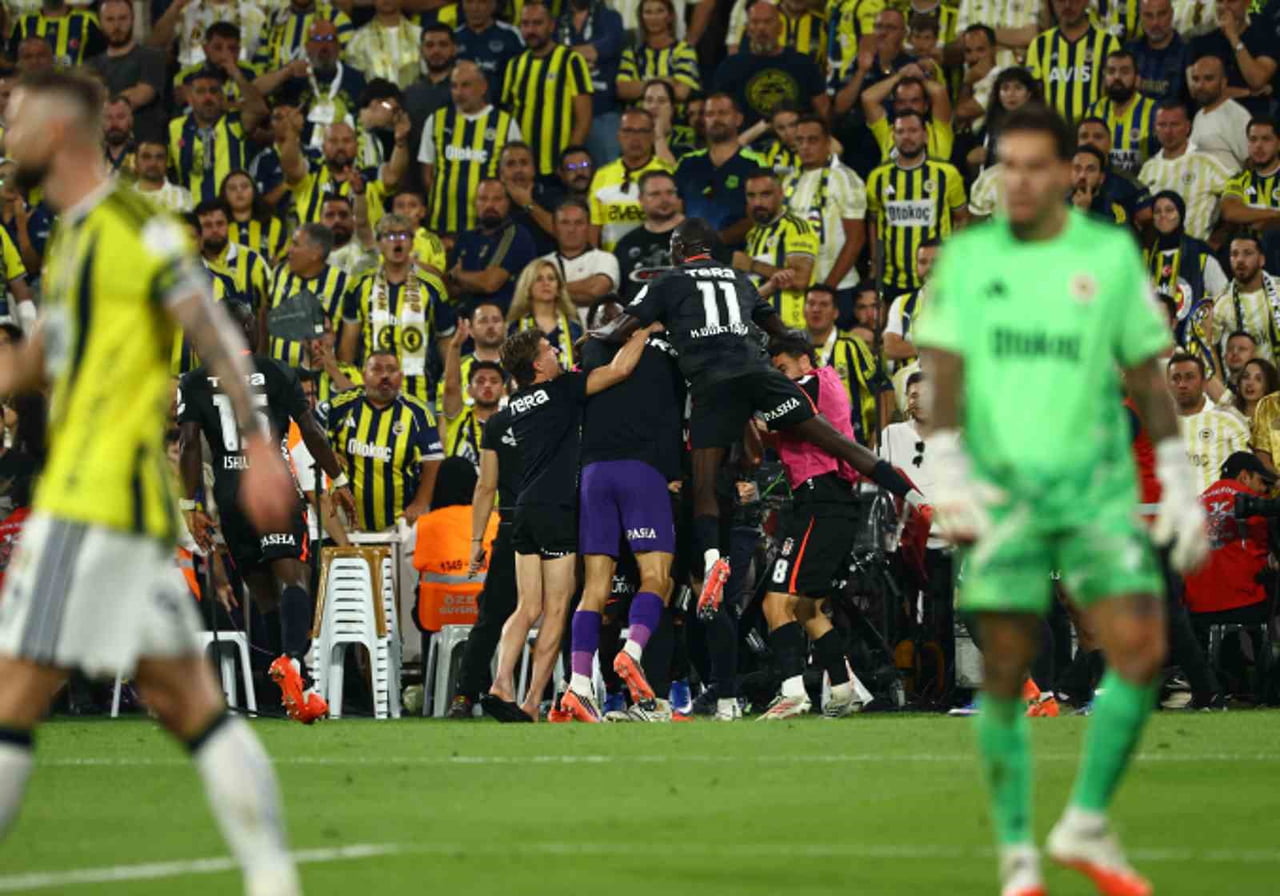 BEŞİKTAŞ, DEPLASMANDA KARŞILAŞTIĞI FENERBAHÇE'Yİ 2-1 MAĞLUP EDEREK TRENDYOL SÜPER LİG'DE PUANINI...
