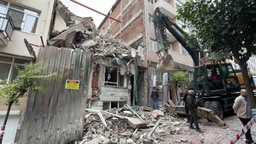 Beşiktaş’ta yıkım sırasında binanın bir kısmı çöktü