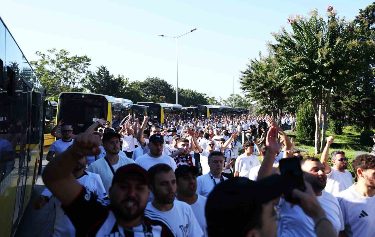 BEŞİKTAŞ TARAFTARLARI, FENERBAHÇE DERBİSİ İÇİN KADIKÖY'E GELDİ.