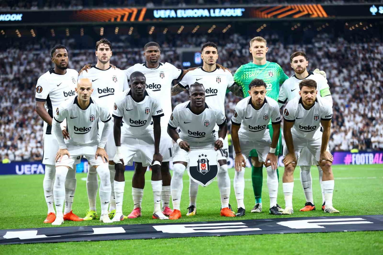 BEŞİKTAŞ TEKNİK DİREKTÖRÜ VİNCENZO ITALİANO, SON OYNADIKLARI ERZURUMSPOR FK MAÇININ 11’İNE GÖRE 2...