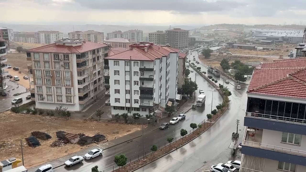 BESNİ İLÇESİNDE GÖK GÜRÜLTÜLÜ SAĞANAK ETKİLİ OLDU.