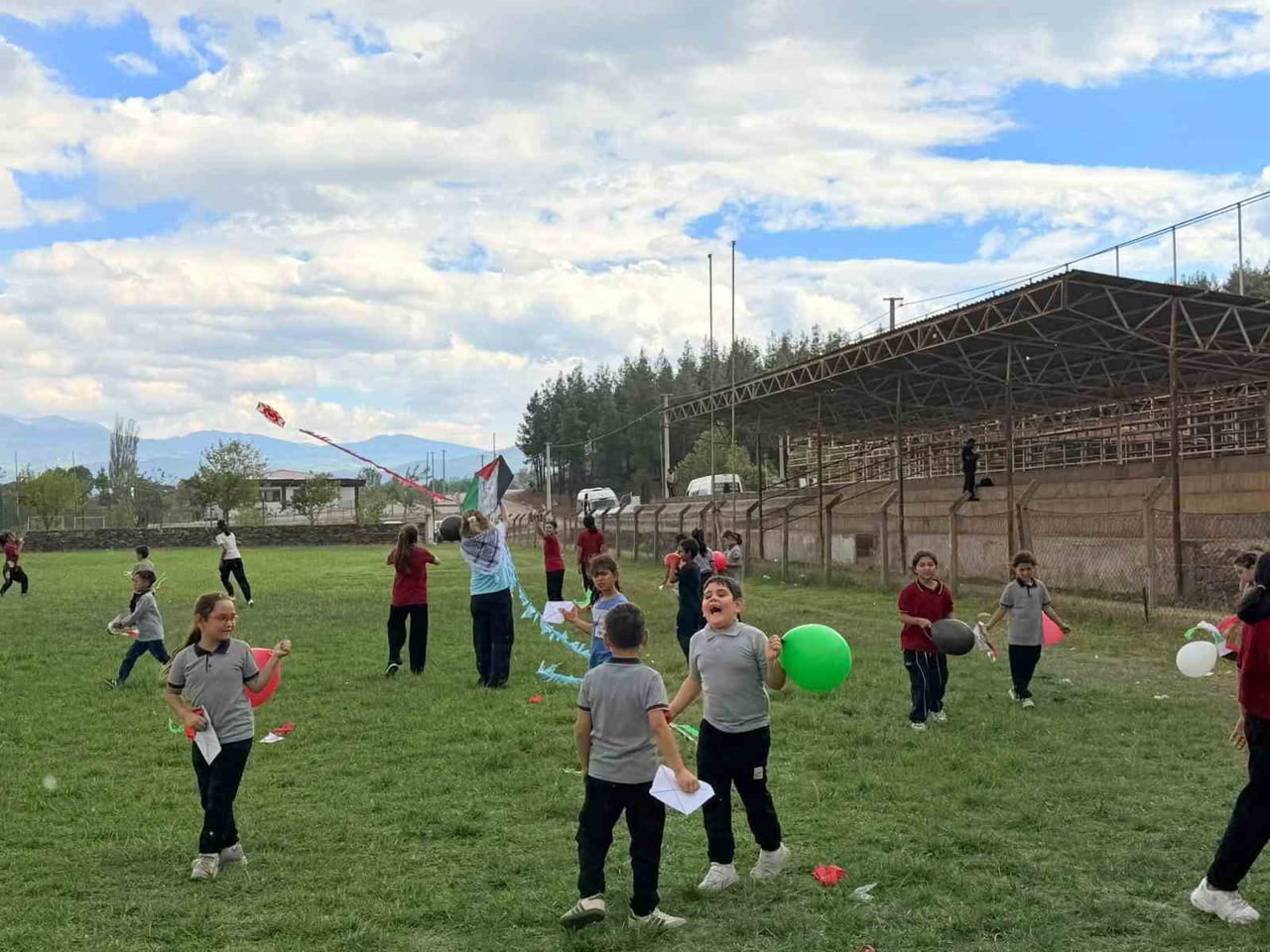 BEYAĞAÇ’TA ÖĞRENCİLERDEN GAZZE’DEKİ ÇOCUKLARA UÇURTMALI MESAJ