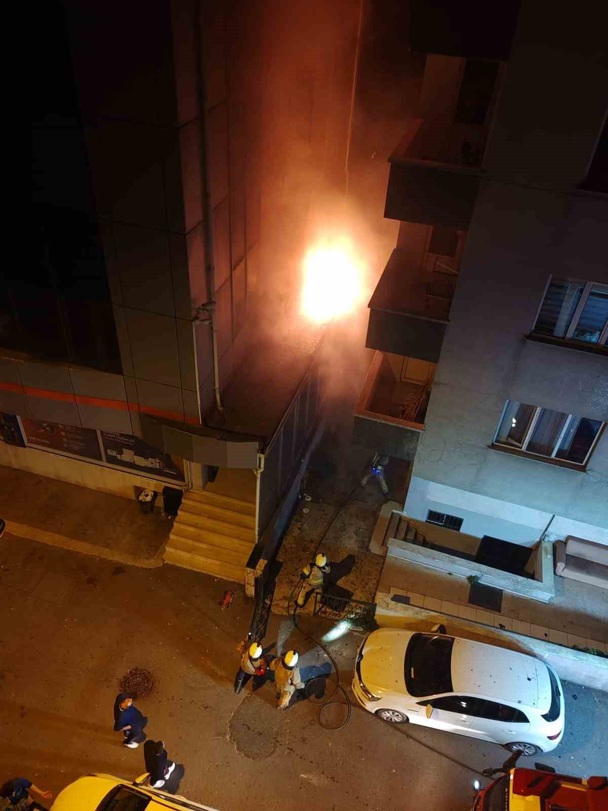BEYKOZ'DA BİR İŞ YERİNDE ÇIKAN YANGIN, İTFAİYE EKİPLERİNİN MÜDAHALESİYLE SÖNDÜRÜLDÜ.
