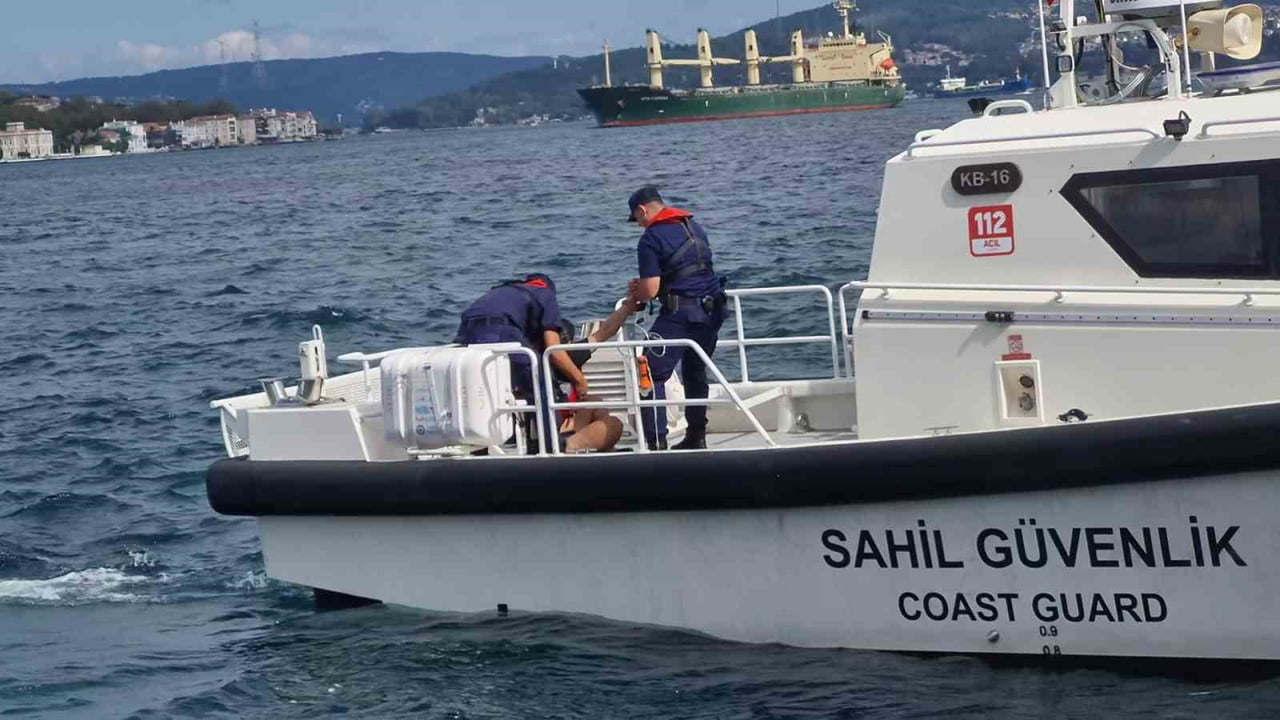 BEYKOZ ÇUBUKLU SAHİLİ'NDE SÖRF TAHTASI ÜZERİNDEKİ 2 KİŞİ DENİZE DÜŞEREK SÜRÜKLENDİ. SAHİL GÜVENLİK...