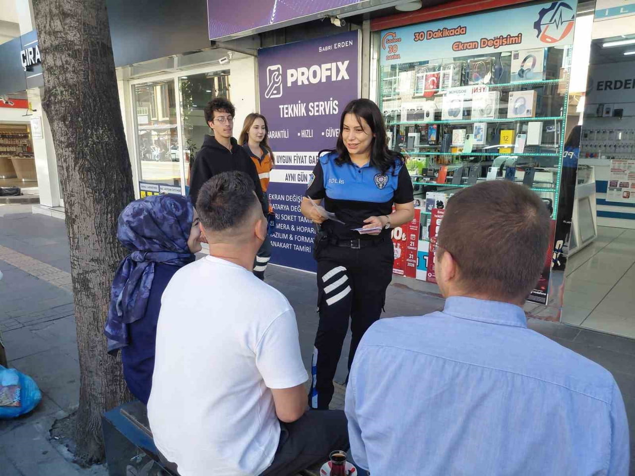 BİLECİK'İN BOZÜYÜK İLÇESİNDE POLİS EKİPLERİ, DOLANDIRICILIK OLAYLARINA KARŞI VATANDAŞLARI...