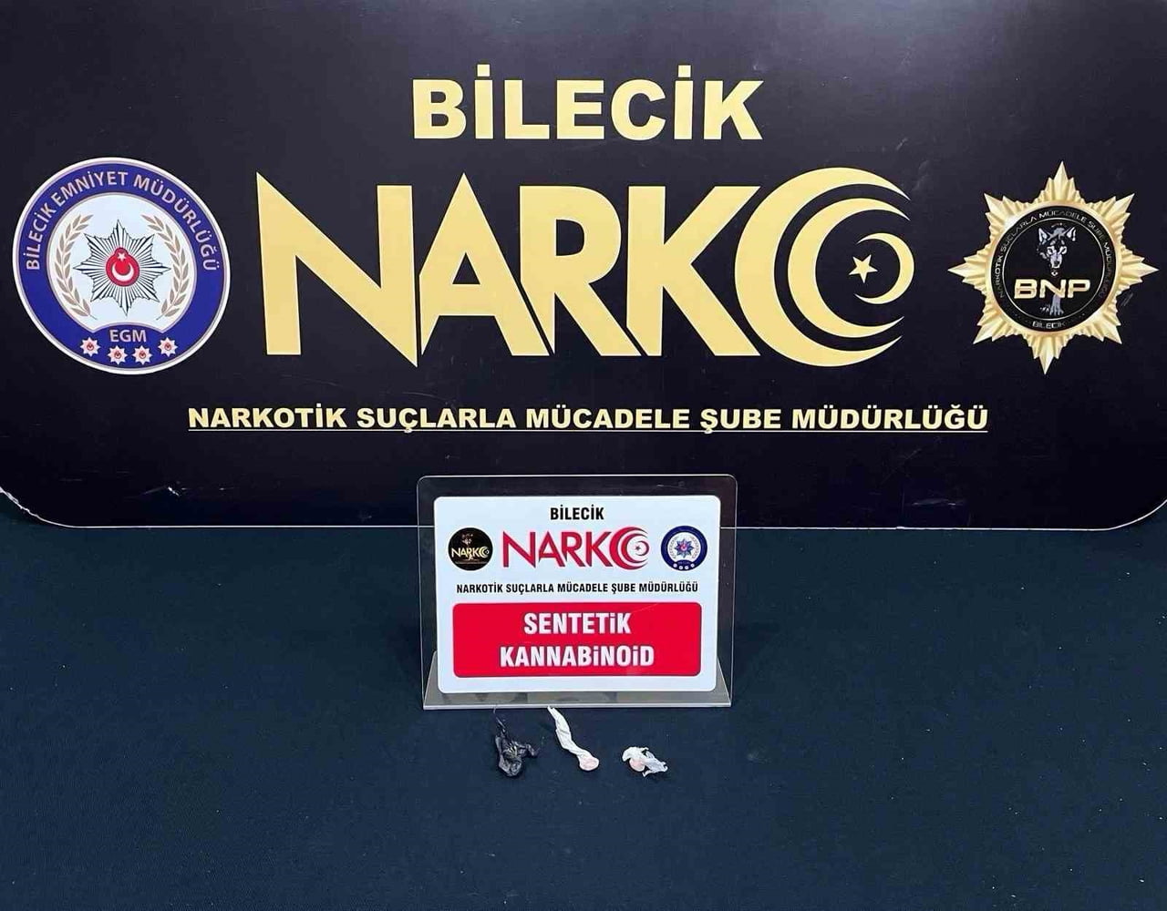 BİLECİK'TE BİR ARAÇ 3 ŞÜPHELİ ŞAHIS ÜZERİNDE BONZAİ ELE GEÇİRİLDİ