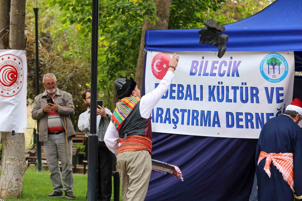 BİLECİK'TE DÜZENLENEN AHİLİK HAFTASI KUTLAMALARINDA 'USTA' OLMAK İÇİN HEYETİN ÖNÜNE ÇIKAN KİŞİNİN...