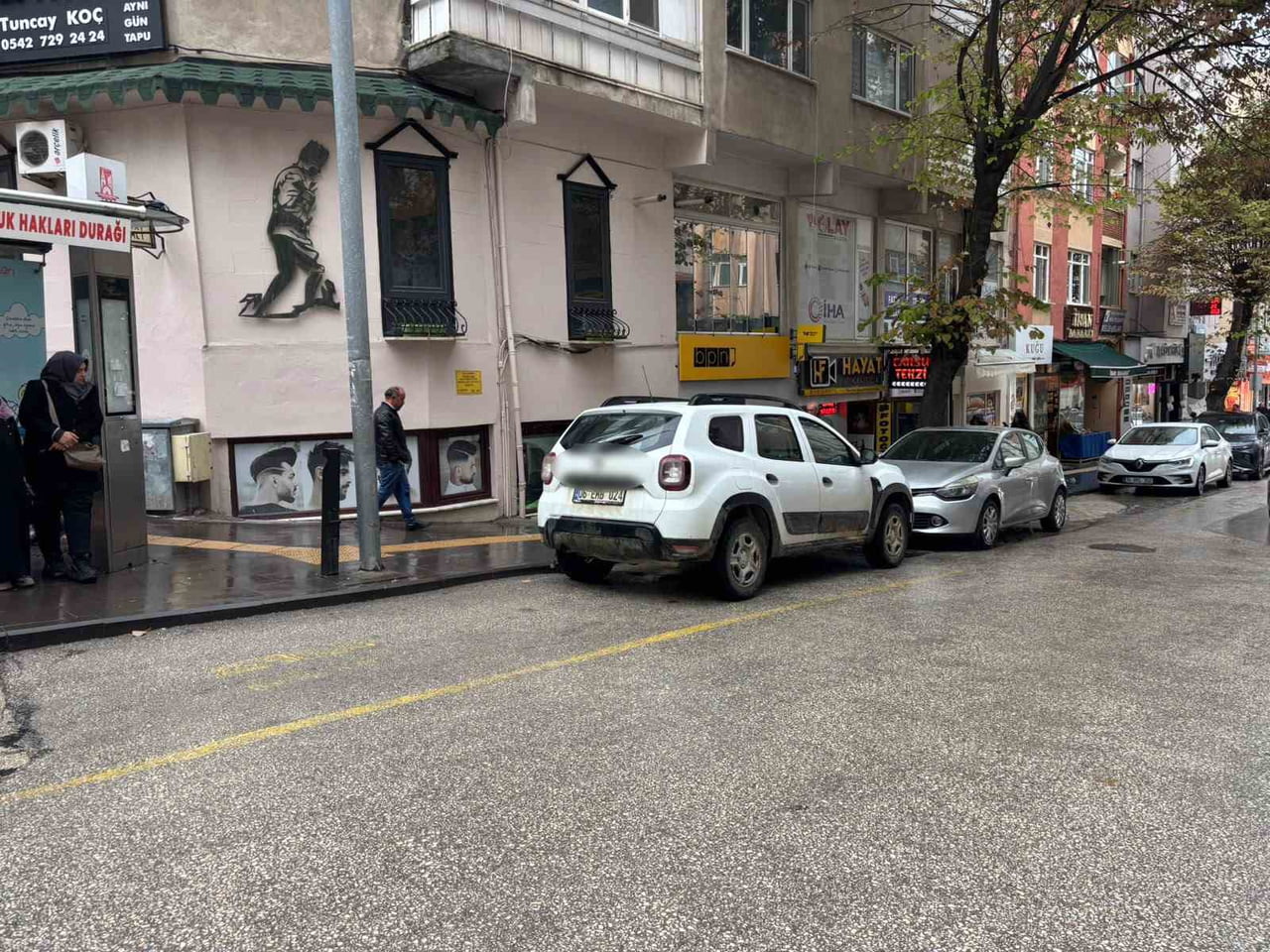 BİLECİK'TE HEM TERS ŞERİTTEN GELEN HEM DE MİNİBÜS DURAĞINA PARK EDEN SÜRÜCÜ TEPKİLERE NEDEN...