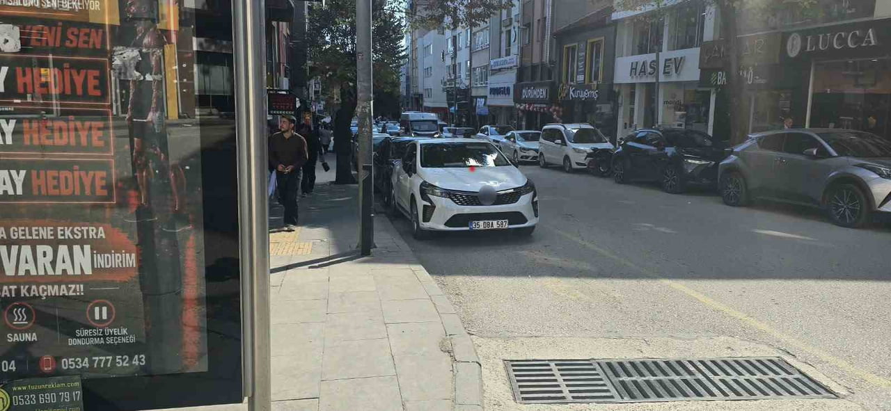 BİLECİK'TE MİNİBÜS SÜRÜCÜLERİNE AYRILAN YERE PARK EDEN DUYARSIZ SÜRÜCÜYE ŞOFÖRLER TEPKİ...