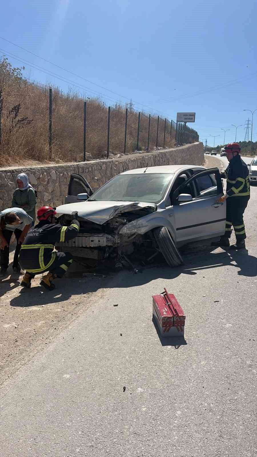 BİLECİK'TE SEYİR HALİNDE KONTROLDEN ÇIKAN OTOMOBİL İSTİNAT DUVARINA ÇARPTI