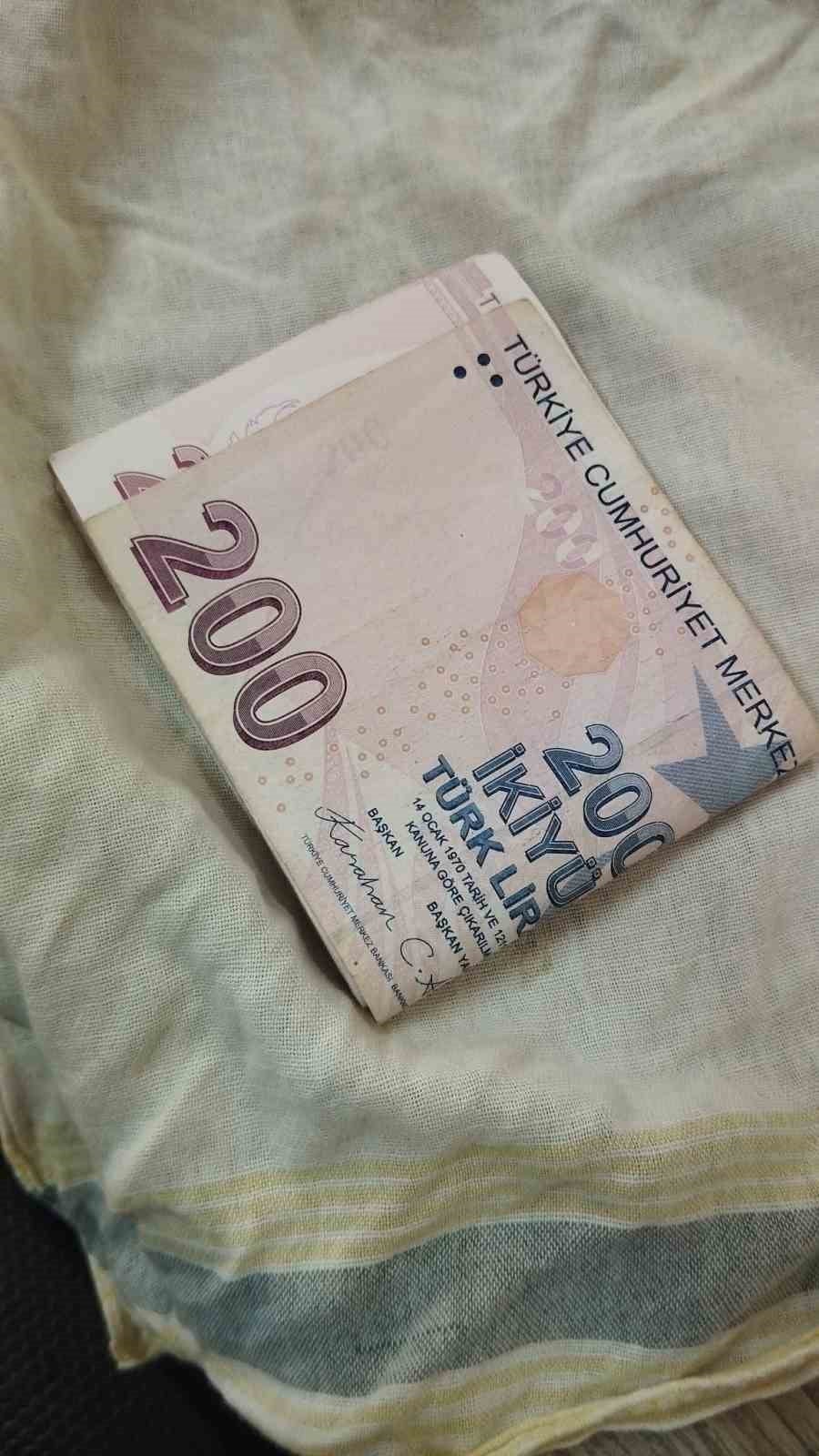 BİLECİK BELEDİYESİ KAPALI PAZAR ALANINDA YER ALAN TEZGÂHINDA 2 BİN TL BULAN ESNAF, PARAYI ZABITA...