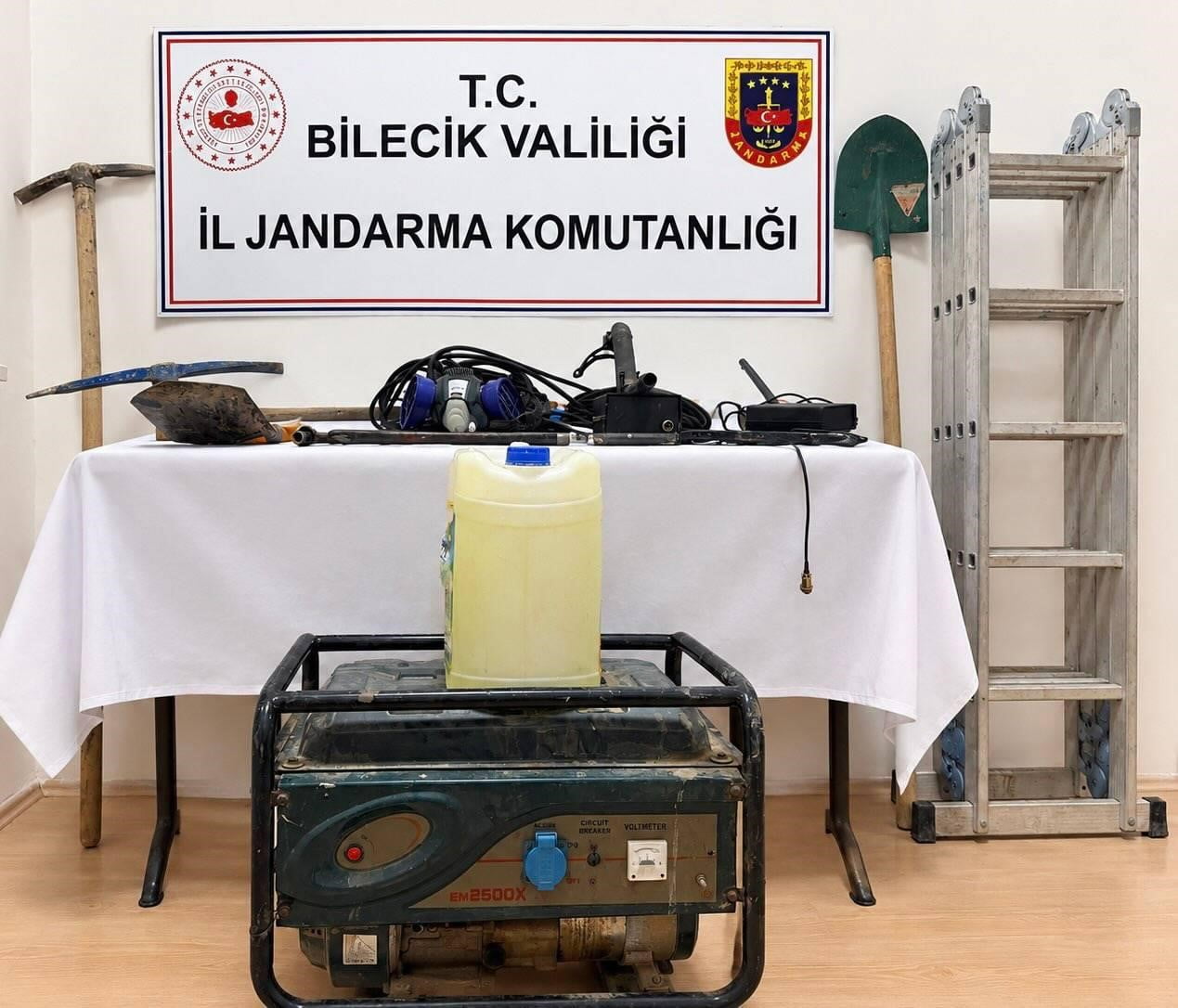 BİLECİK’TE DEFİNE ARAYAN 2 KİŞİ SUÇÜSTÜ YAKALANDI