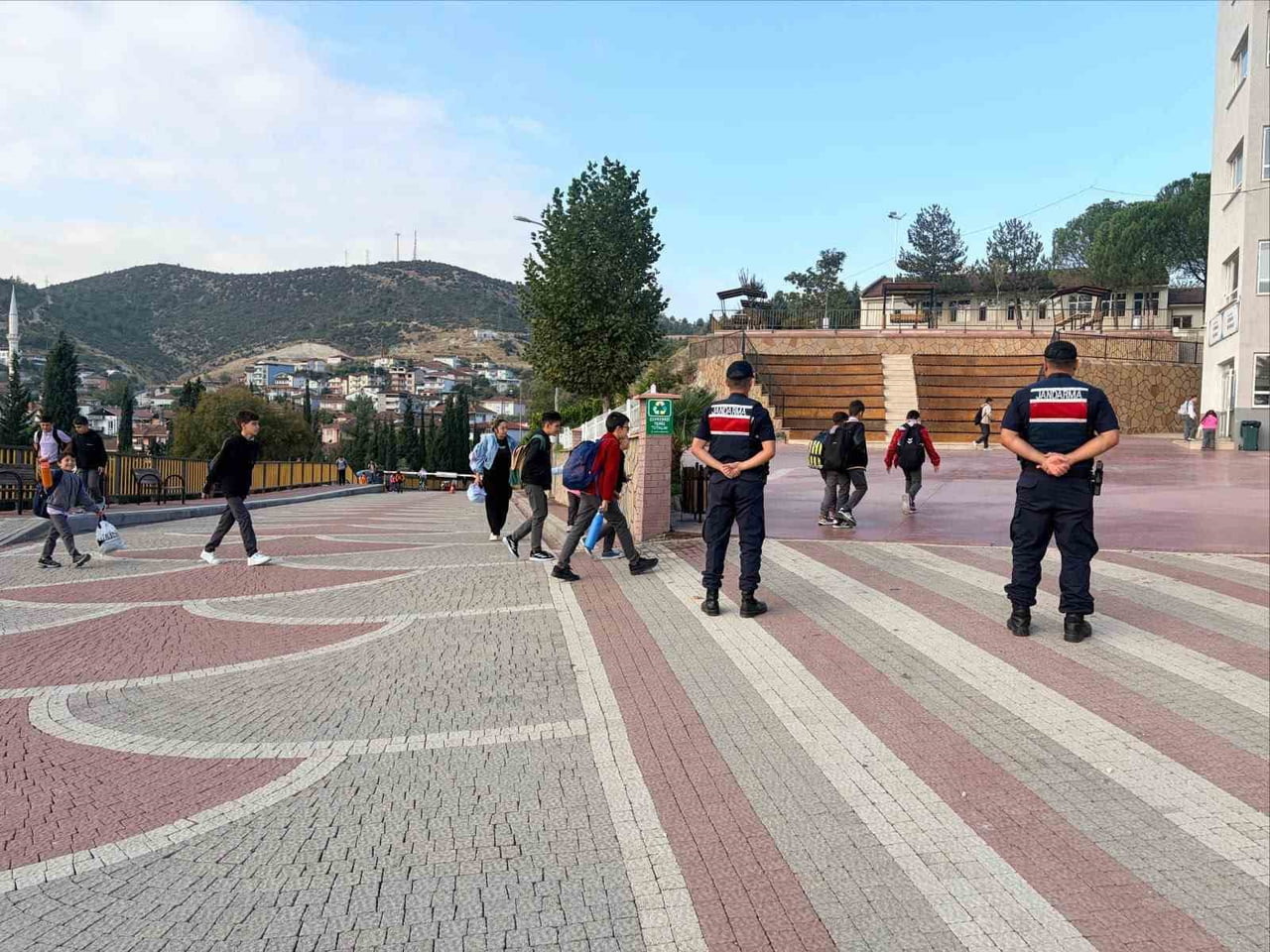 BİLECİK’TE OKUL ÇEVRELERİNDE SIKI DENETİM: 397 ŞAHIS KONTROL EDİLDİ