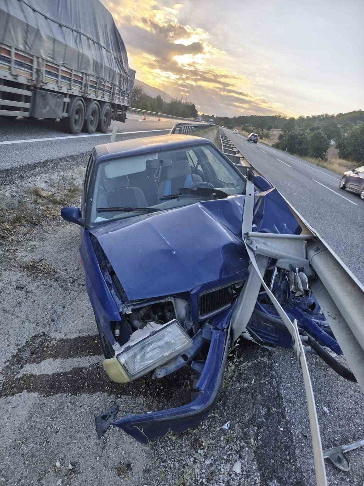 BİLECİK’TE OTOMOBİL REFÜJE ÇARPTI: 7 KİŞİ YARALANDI