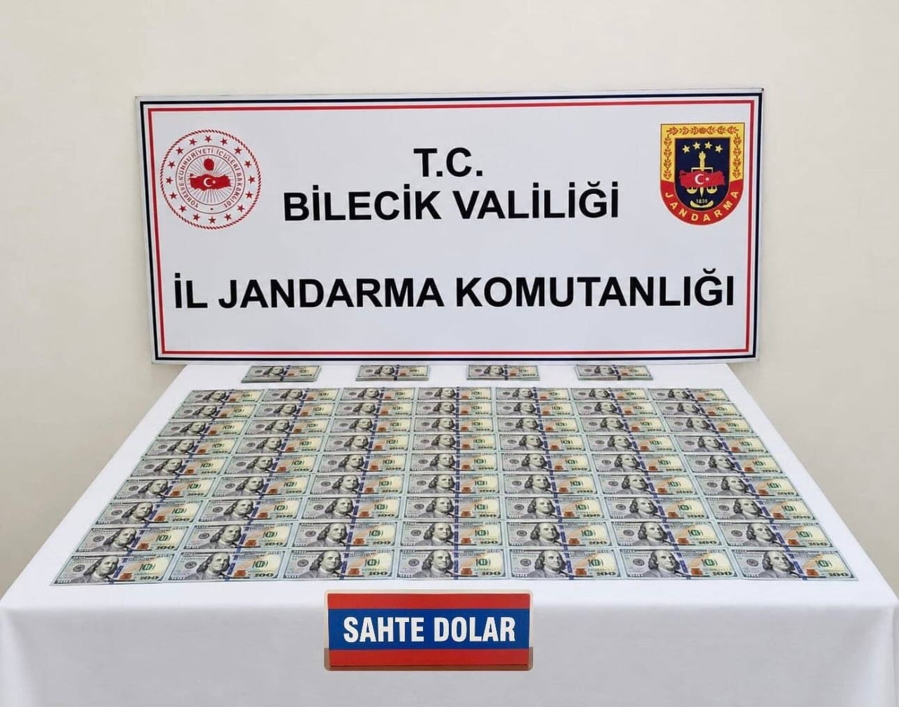 BİLECİK’TE OTOMOBİLDE 202 SAHTE DOLAR ELE GEÇİRİLDİ