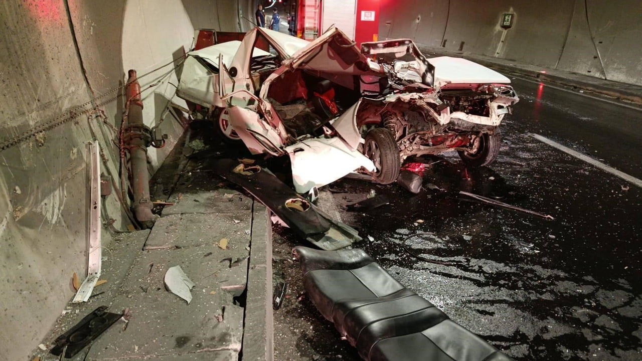 BİLECİK’TE TRAKTÖRE ÇARPAN OTOMOBİL HURDAYA DÖNDÜ: 1 YARALI