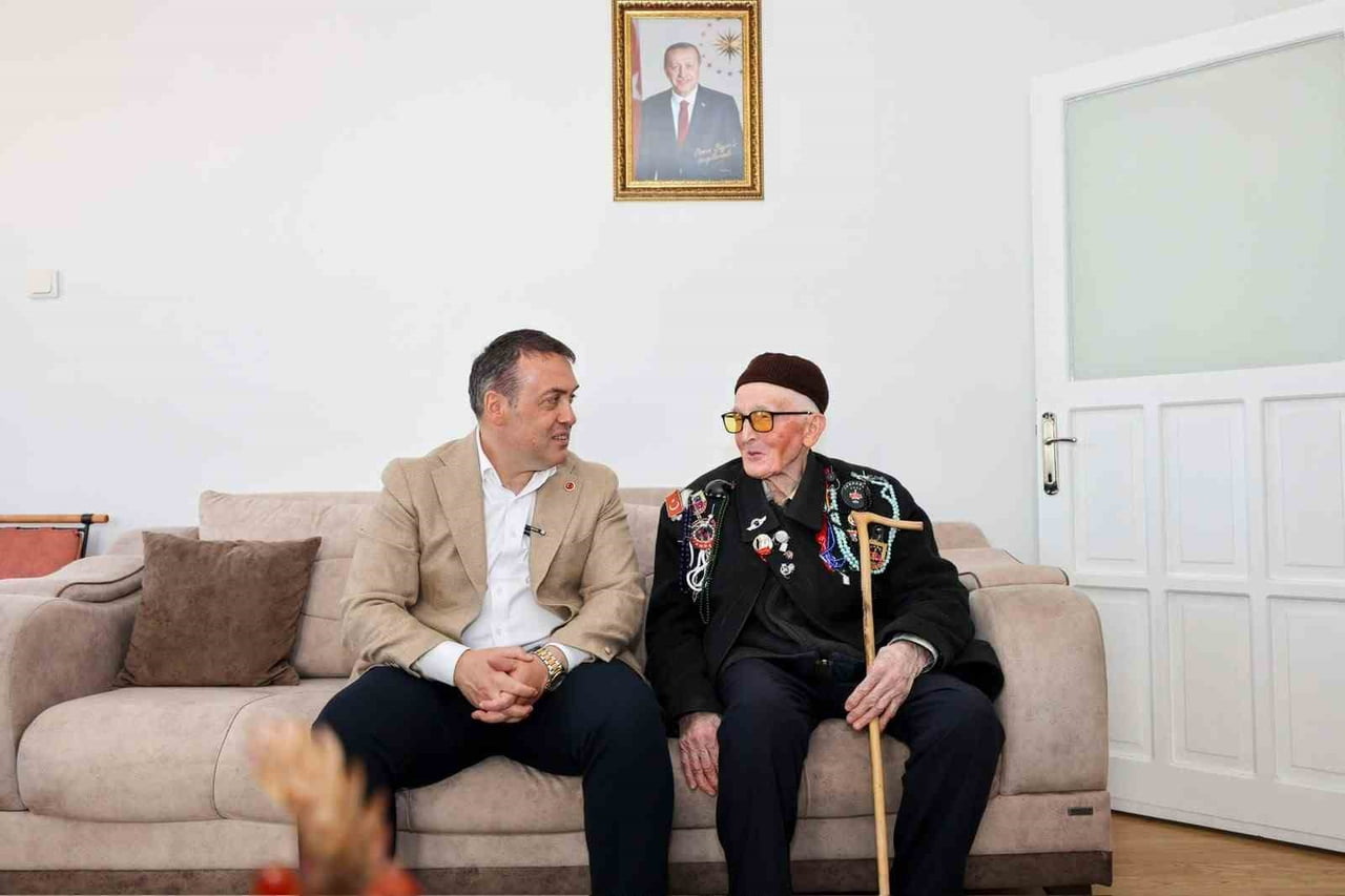 BİLECİK VALİSİ FAİK OKTAY SÖZER, 93 YAŞINA GİREN ŞEHİT BABASI HASAN BAYIR'I ZİYARET...