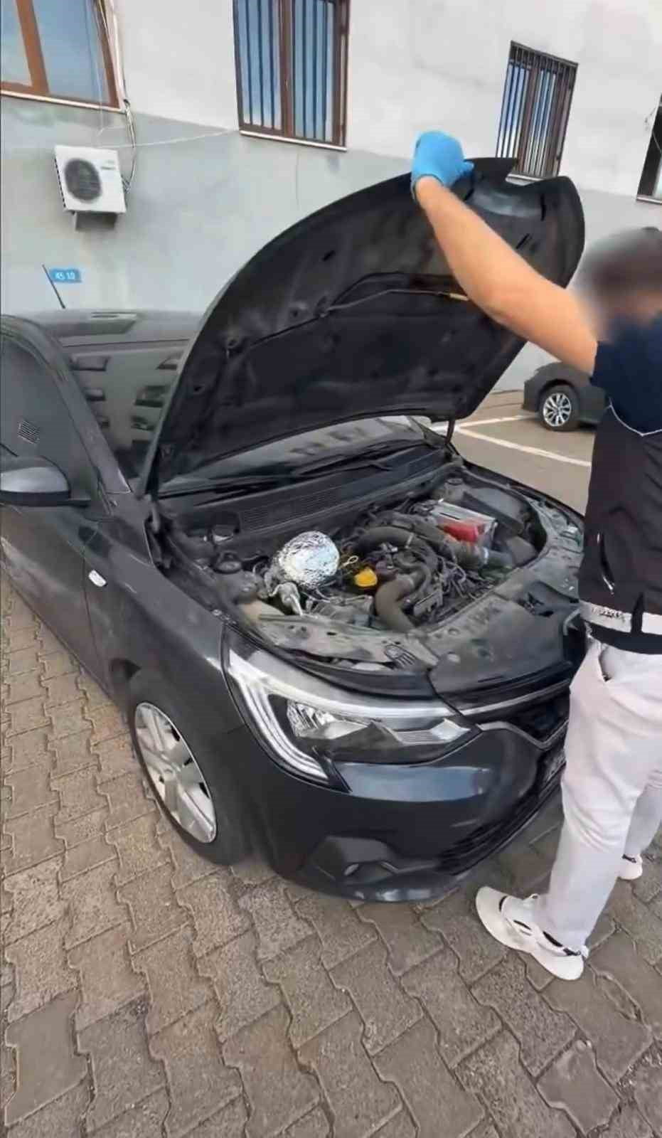 BİNGÖL'DE BİR OTOMOBİLİN MOTOR BÖLÜMÜNE GİZLENMİŞ 1 KİLO 348 GRAM ESRAR ELE GEÇİRİLDİ. OLAYLA...