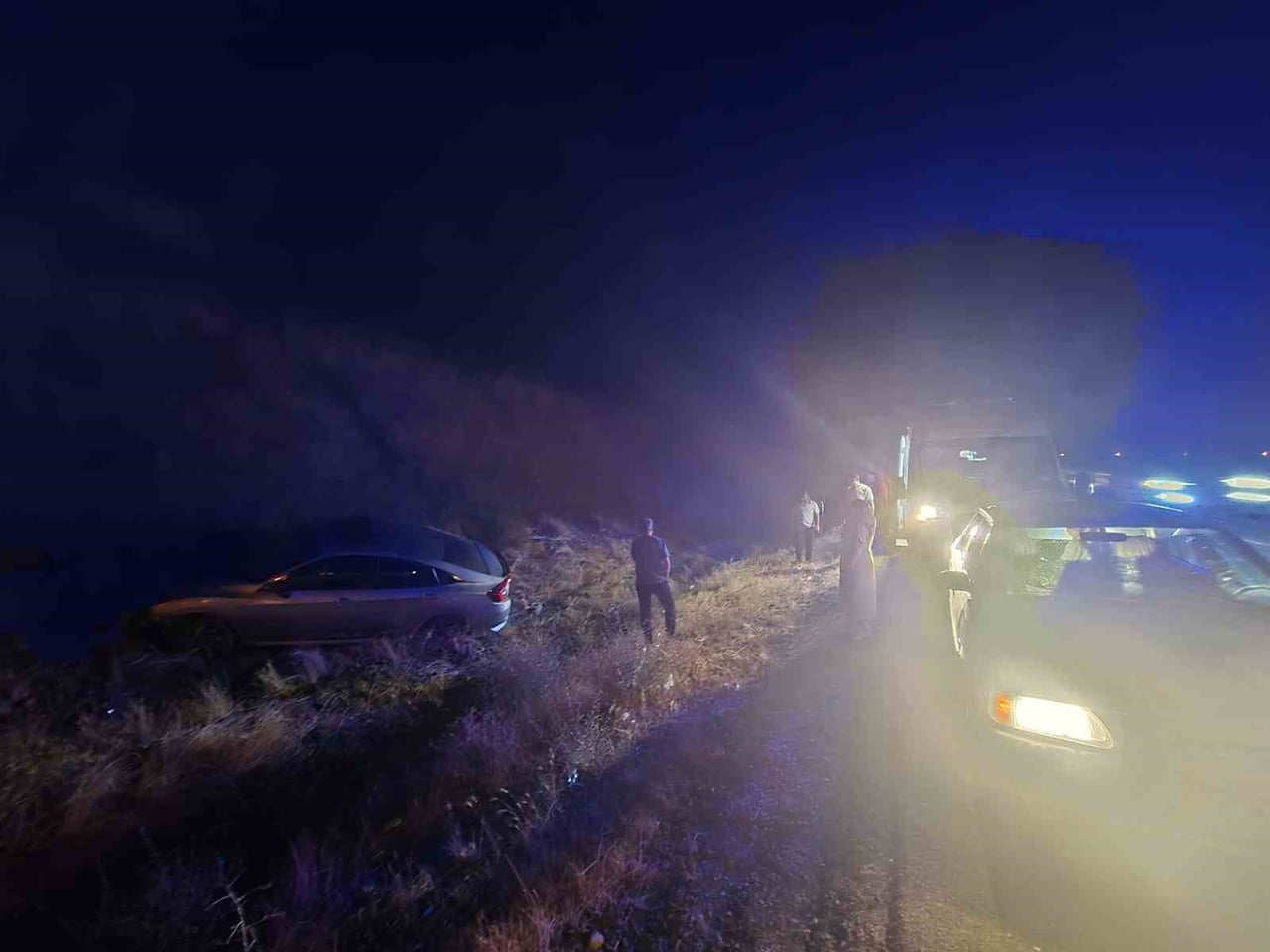 BİNGÖL’DE OTOMOBİL YOLDAN ÇIKTI: 2 YARALI