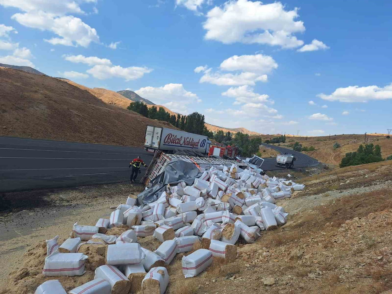 BİNGÖL’DE SAMAN YÜKLÜ TIR DEVRİLDİ