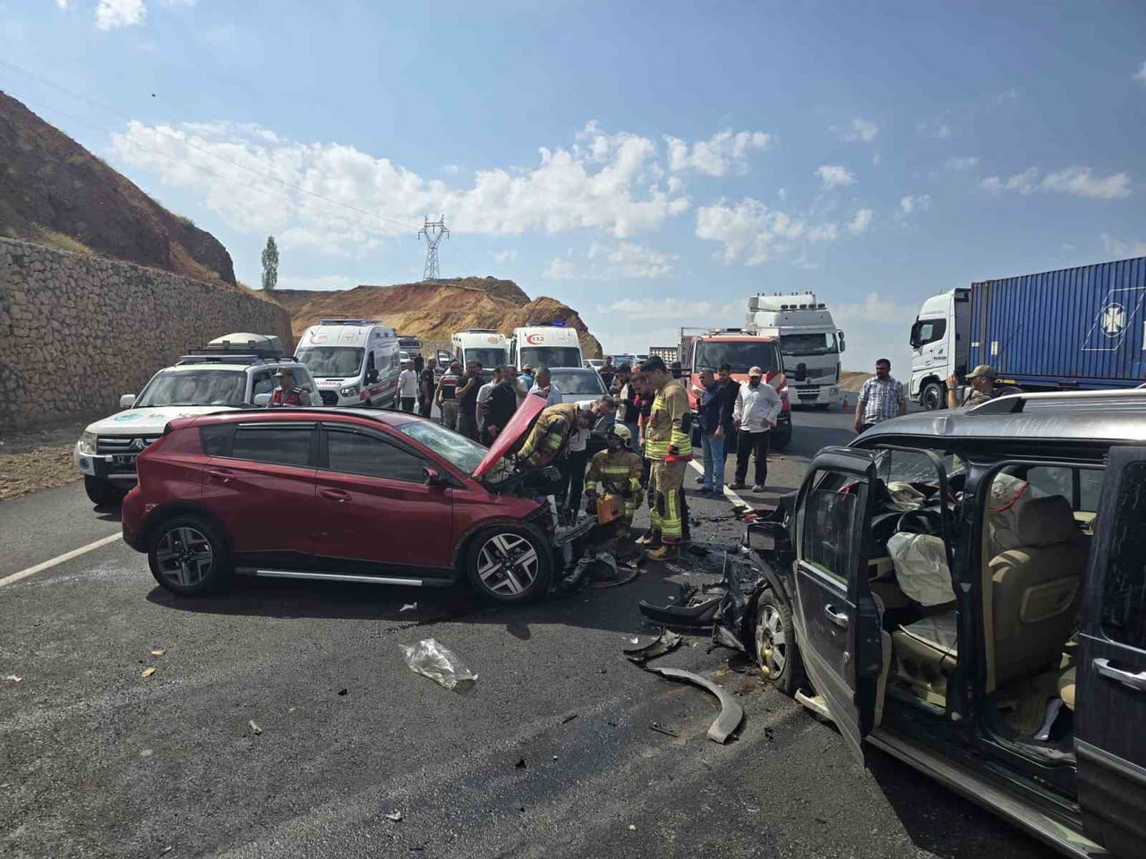 BİNGÖL-ERZURUM KARA YOLUNDA MEYDANA GELEN TRAFİK KAZASINDA 6 KİŞİ YARALANDI.