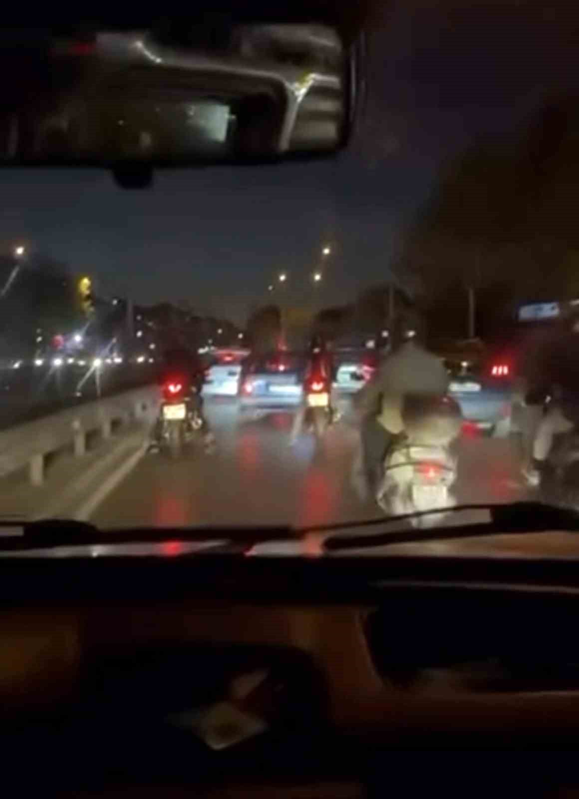 BİR SÜRE DEVAM EDEN OLAYDA MOTOSİKLETLİLER OTOMOBİLİ TAKİP EDERKEN, YAŞANANLAR BAŞKA BİR SÜRÜCÜNÜN...