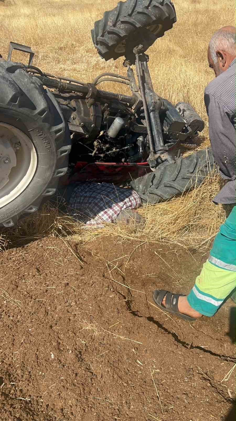 BİRECİK'TE DEVRİLEN TRAKTÖRÜN SÜRÜCÜSÜ YARALANDI