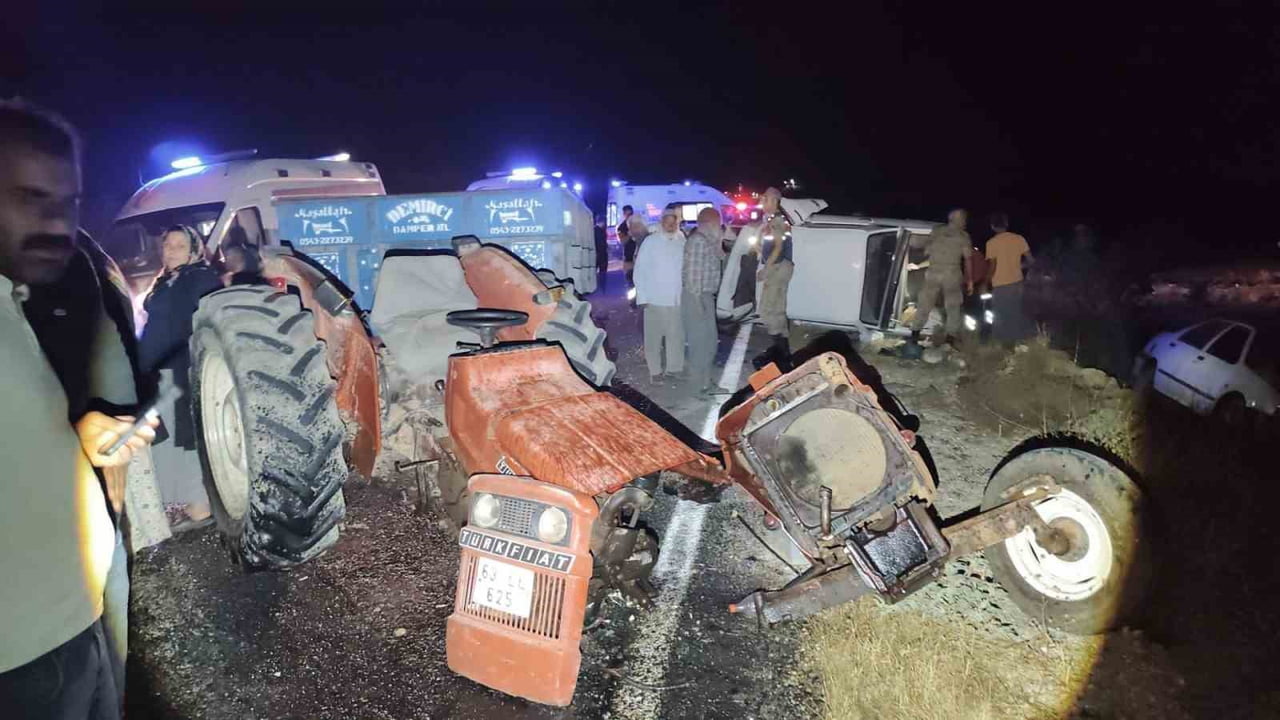 BİRECİK İLÇESİNDE İKİ OTOMOBİL İLE TRAKTÖRÜN KARIŞTIĞI ZİNCİRLEME TRAFİK KAZASINDA 3 KİŞİ...