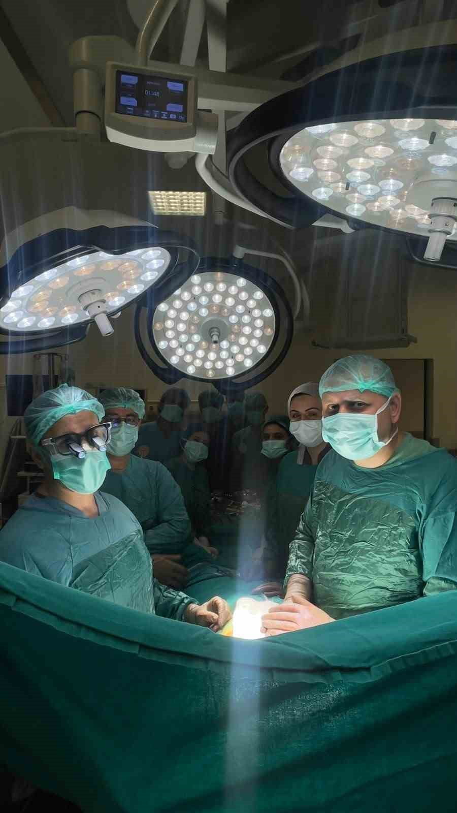BİTLİS'TE SAĞLIK ALANINDA ÖNEMLİ BİR BAŞARIYA DAHA İMZA ATILDI. KESİCİ ALET YARALANMASI SONUCU...