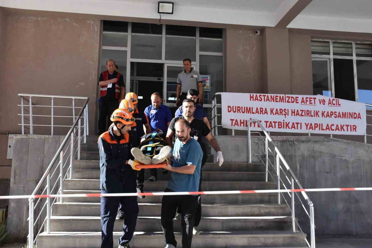 BİTLİS DEVLET HASTANESİ’NDE, OLASI AFET VE ACİL DURUMLARA KARŞI HAZIRLIK SEVİYESİNİ ARTIRMAK...