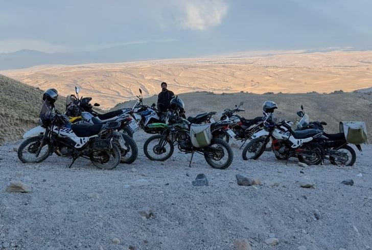 BİTLİS’İN ADİLCEVAZ İLÇESİNDE BİR GRUP MOTOR TUTKUNU, TÜRKİYE’NİN ÖNEMLİ DOĞAL GÜZELLİKLERİNDEN...