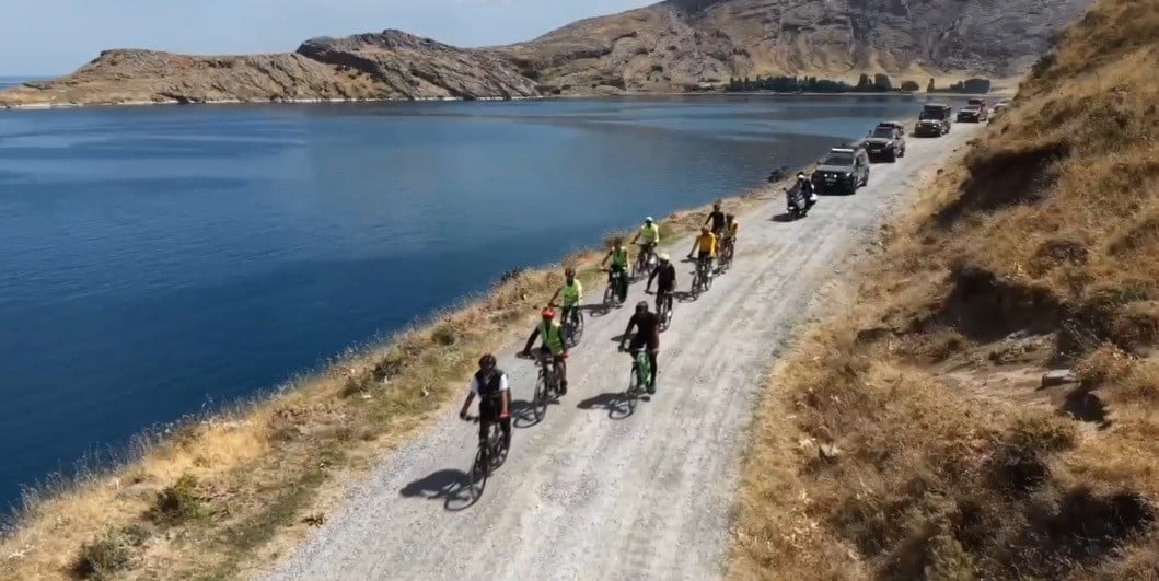 BİTLİS’İN TATVAN İLÇESİNDE BİR ARAYA GELEN DOĞASEVERLER VE SPORCULAR, VAN GÖLÜ HAVZASININ DOĞAL...