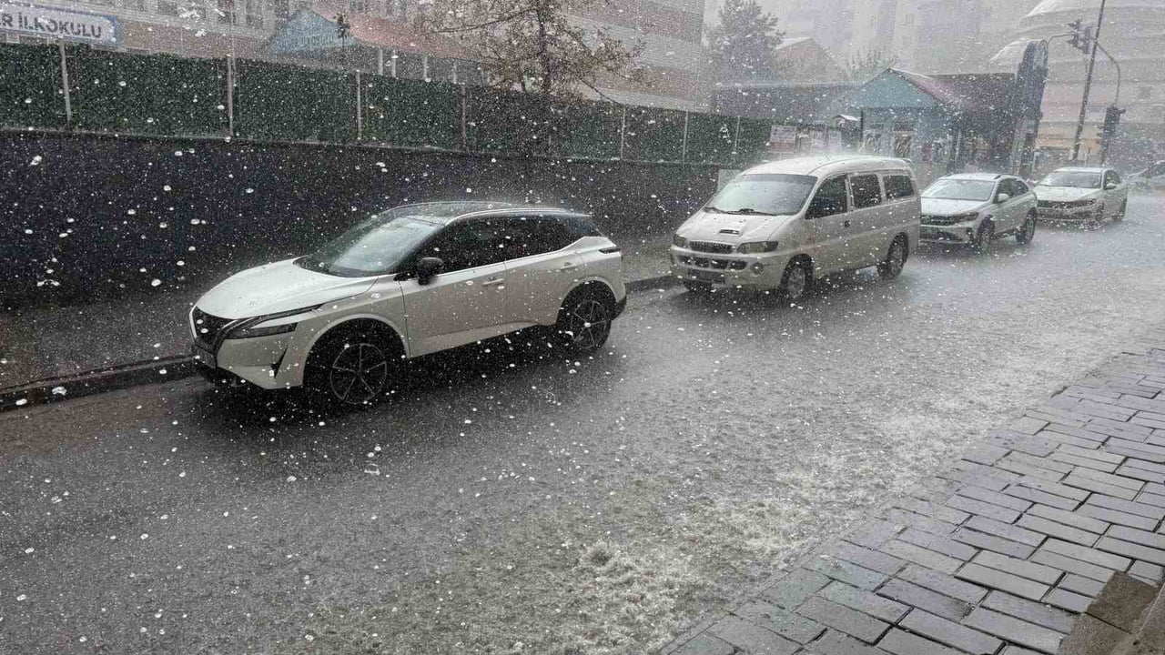 BİTLİS’İN TATVAN İLÇESİNDE ÖĞLE SAATLERİNDE ETKİLİ OLAN SAĞANAK VE DOLU YAĞIŞI, HAYATI OLUMSUZ...