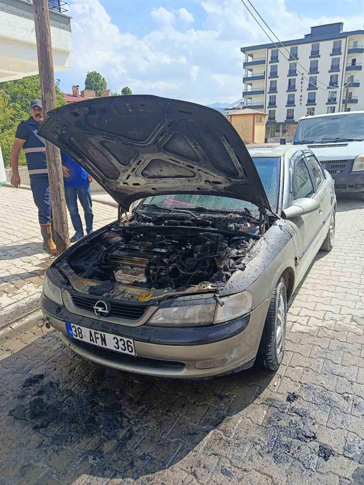 BİTLİS’İN TATVAN İLÇESİNDE PARK HALİNDEKİ LPG’Lİ OTOMOBİL, MOTOR BÖLÜMÜNDE ÇIKAN YANGIN SONUCU...