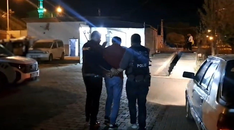 BİTLİS’İN TATVAN İLÇESİNDE POLİS EKİPLERİNCE DURDURULAN BİR ARAÇTA YAPILAN ARAMADA, METAL AKSAM...