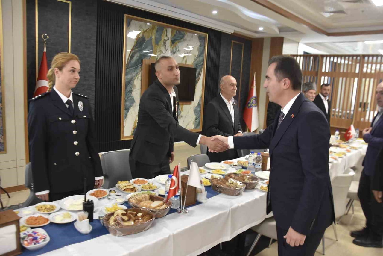 BİTLİS’TE GAZİLER GÜNÜ DOLAYISIYLA PROTOKOL ÜYELERİ GAZİLERLE SABAH KAHVALTISINDA BİR ARAYA...