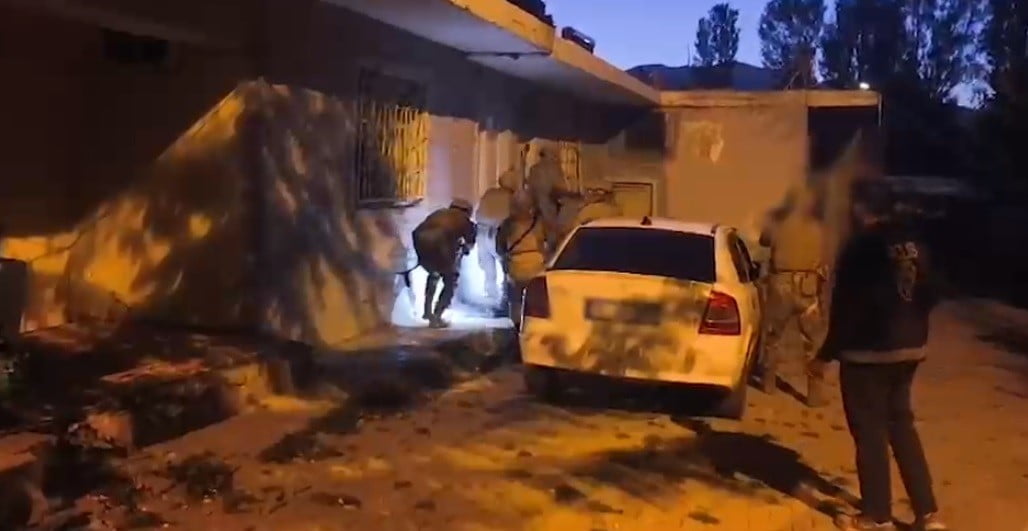 BİTLİS’TE SOSYAL MEDYA ÜZERİNDEN SİLAH İÇERİKLİ PAYLAŞIMLAR YAPAN VE SUÇ ÖRGÜTLERİNİ ÖVÜCÜ...