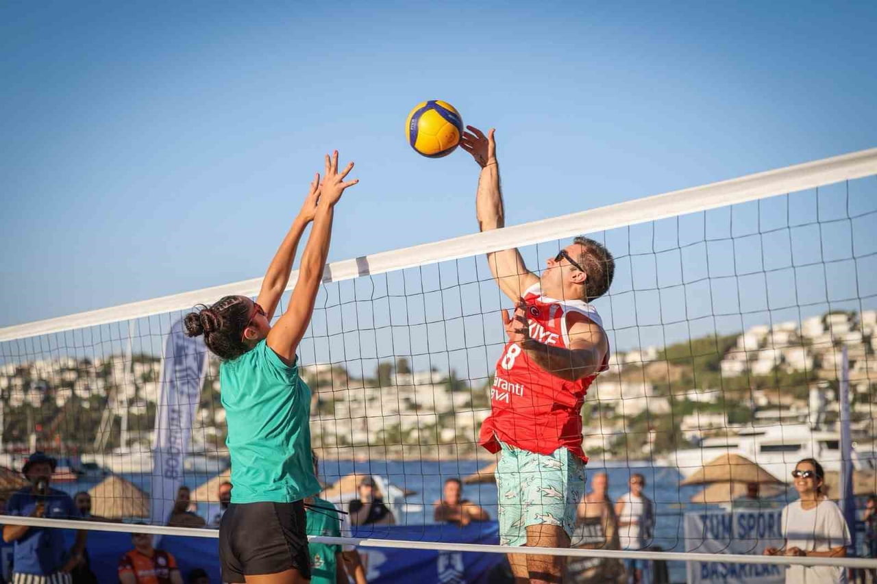 BODRUM BELEDİYESİ TARAFINDAN BU YIL İKİNCİSİ DÜZENLENEN PLAJ VOLEYBOLU ŞENLİĞİ, GÜNDOĞAN HALK...