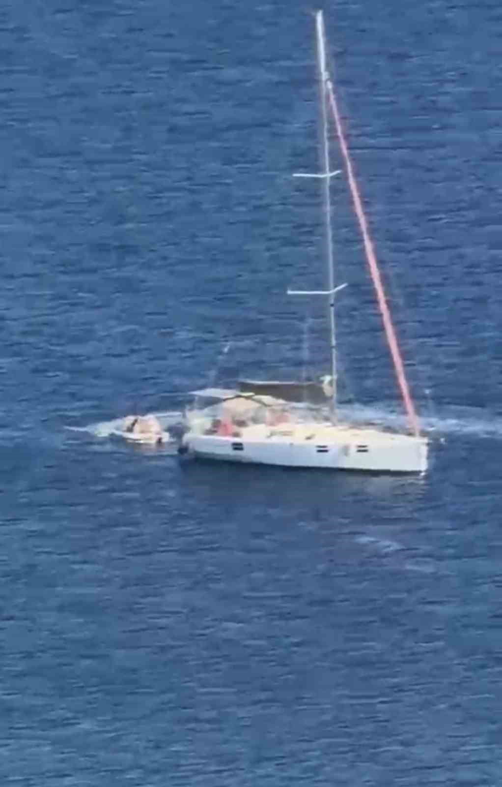 BODRUM’DA SOSYETE KILIĞINDA GÖÇMEN SEVKİYATI: YELKENLİ TEKNELERDE 22 DÜZENSİZ GÖÇMEN...