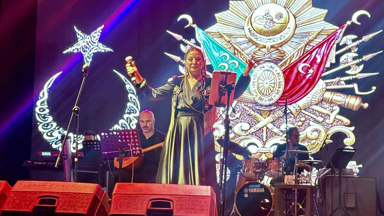 BODRUM’DA TÜRK HALK MÜZİĞİNİN GÜÇLÜ SESİ ELİF AVCI SAHNE ALDI