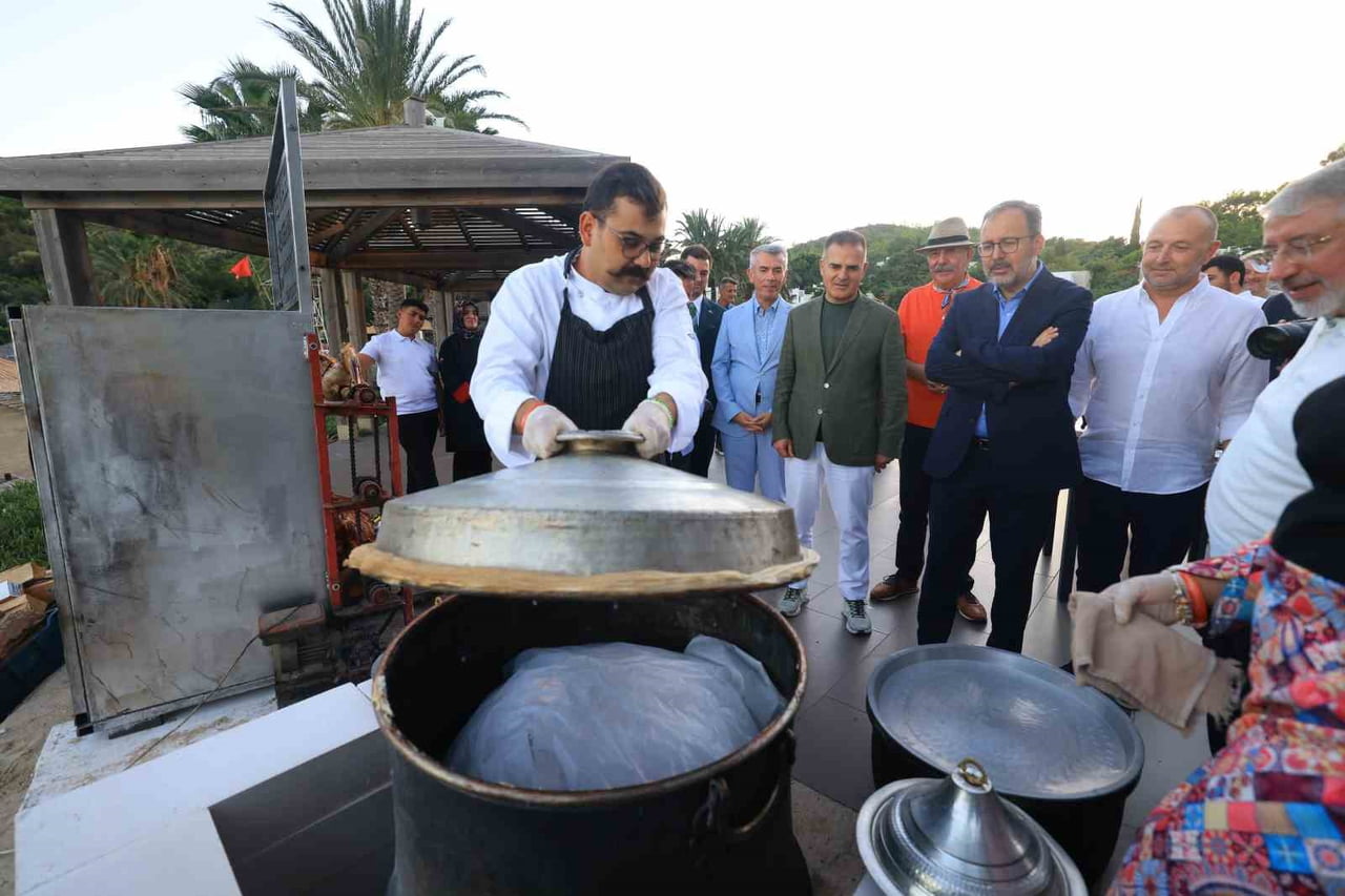 BODRUM SAHİLİNDE ÇORUM LEZZETLERİ ŞÖLENİ YAŞANDI