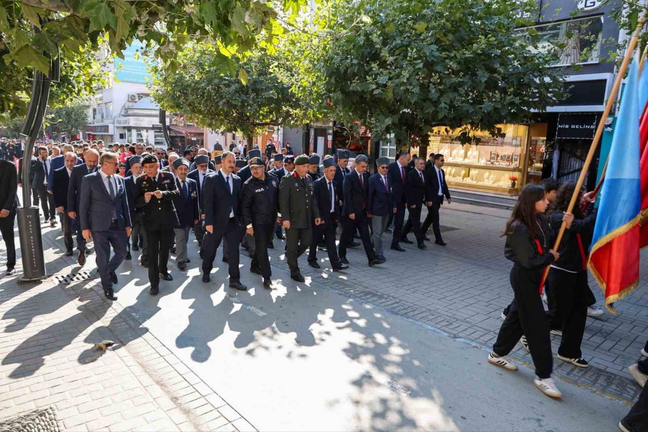 BOLU'DA 19 EYLÜL GAZİLER GÜNÜ DOLAYISIYLA İZZET BAYSAL CADDESİ'NDE KORTEJ YÜRÜYÜŞÜ...