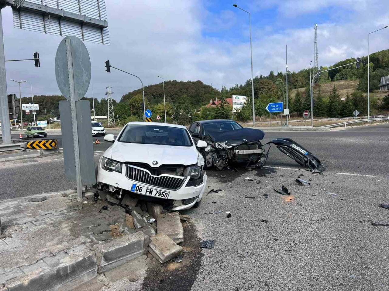 BOLU'DA D-100 KARA YOLU ABANT KAVŞAĞI'NDA İKİ OTOMOBİLİN ÇARPIŞMASI SONUCU MEYDANA GELEN KAZADA...