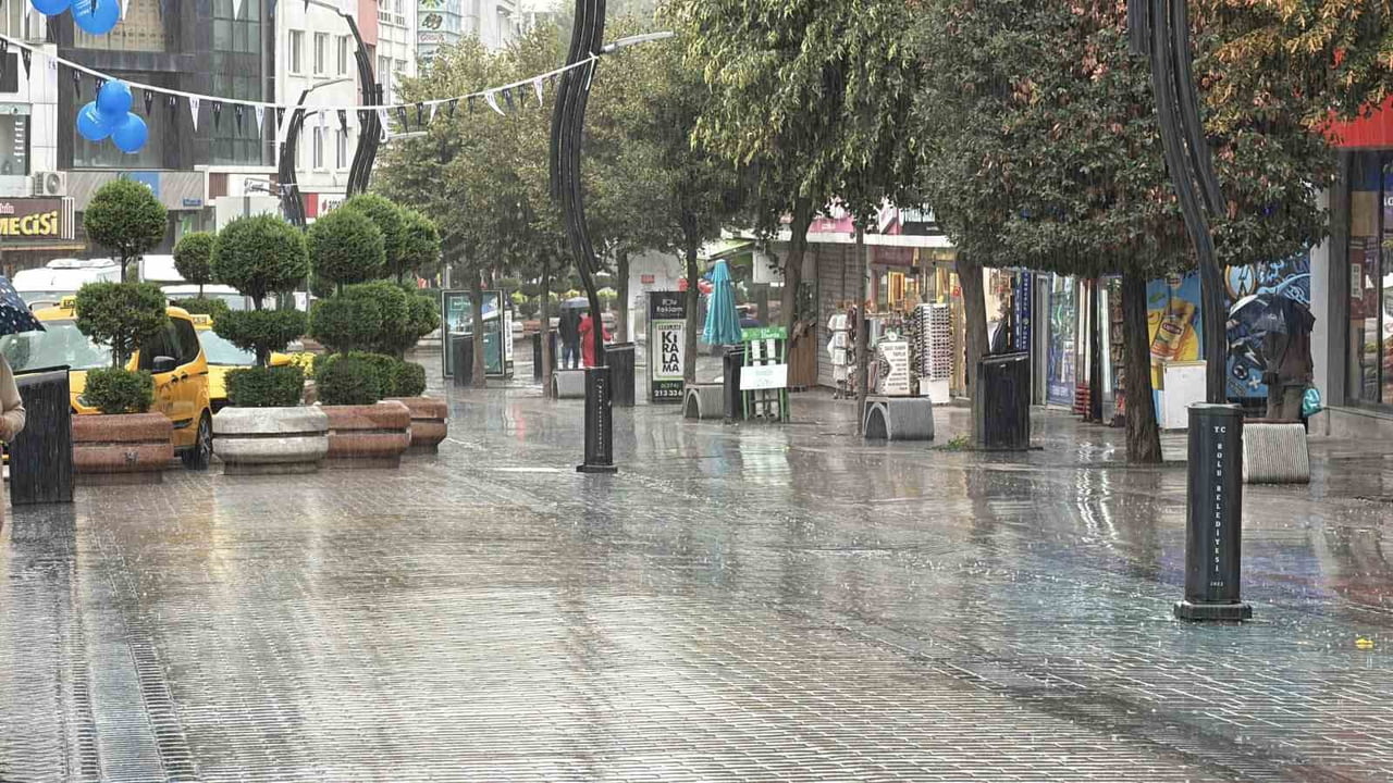 BOLU'DA SABAH SAATLERİNDE SAĞANAK ETKİLİ OLDU.